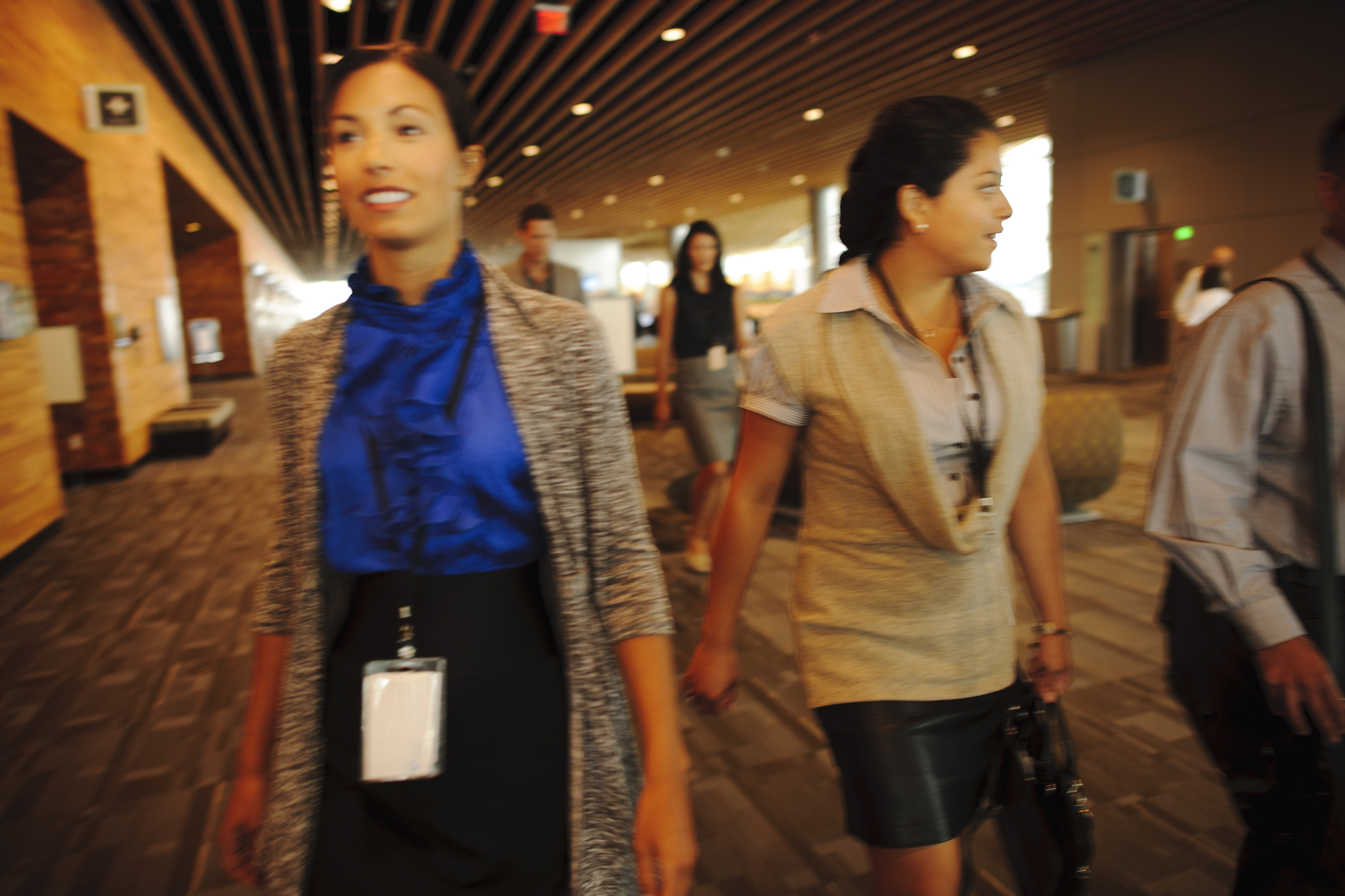 Delegates walking down Convention Centre hallway / Credit: Tourism Vancouver/Canadian Tourism Commission (CTC)